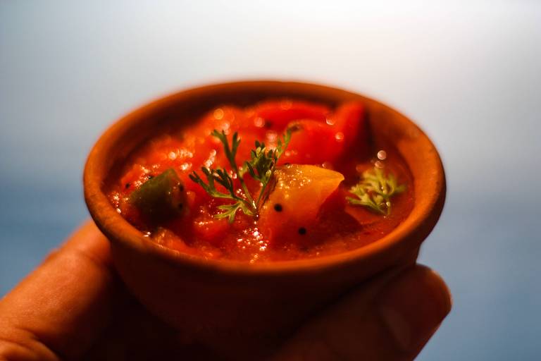 Tigeja carrom com molho de tomate e pedaços de tomate
