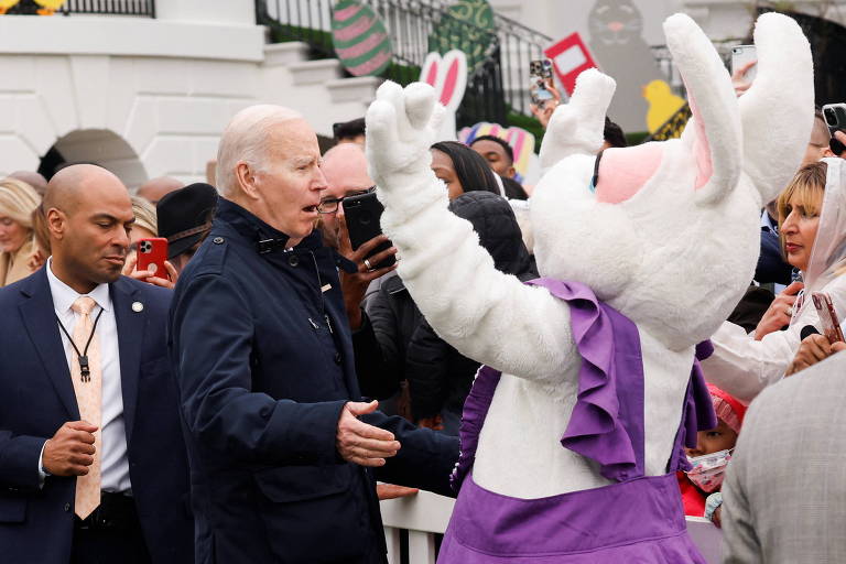 O presidente Joe Biden é abordado por um 'coelho' durante evento na Casa Branca
