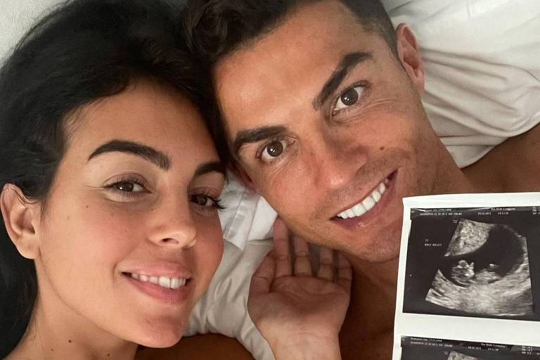 Jogador Cristiano Ronaldo e a namorada mostram ultrassom dos gêmeos