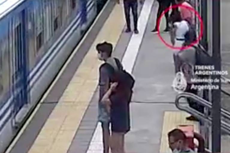 Mujer cae bajo tren en Argentina y sobrevive;  ver video – 18/04/2022 – Dunia