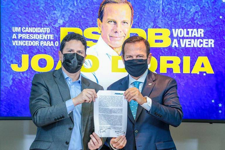 O presidente do PSDB, Bruno Araújo, recebe a inscrição do governador de São Paulo, João Doria (PSDB), nas prévias tucanas