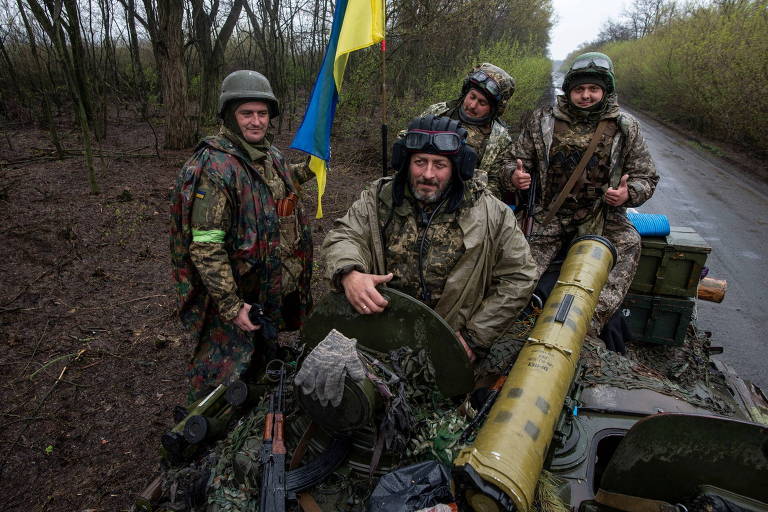 Soldados ucranianos sobre blindado na região leste do país, sob ataque da Rússia, em foto sem data divulgada nesta terça (19)