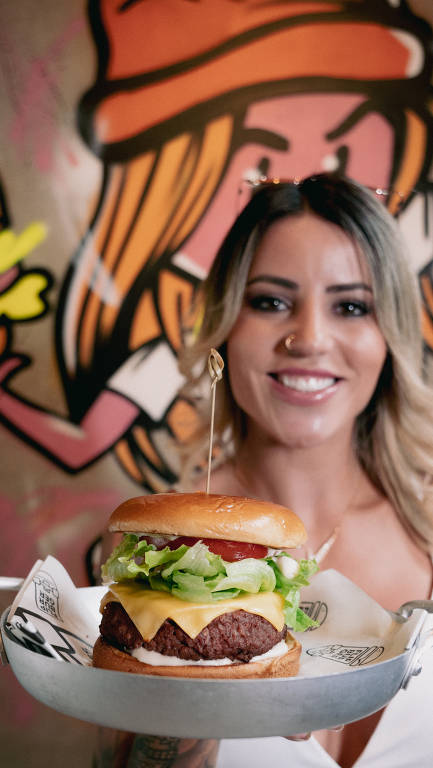 A skatista Leticia Bufoni exibe um dos sanduíches de sua hamburgueria, a Flip Burger
