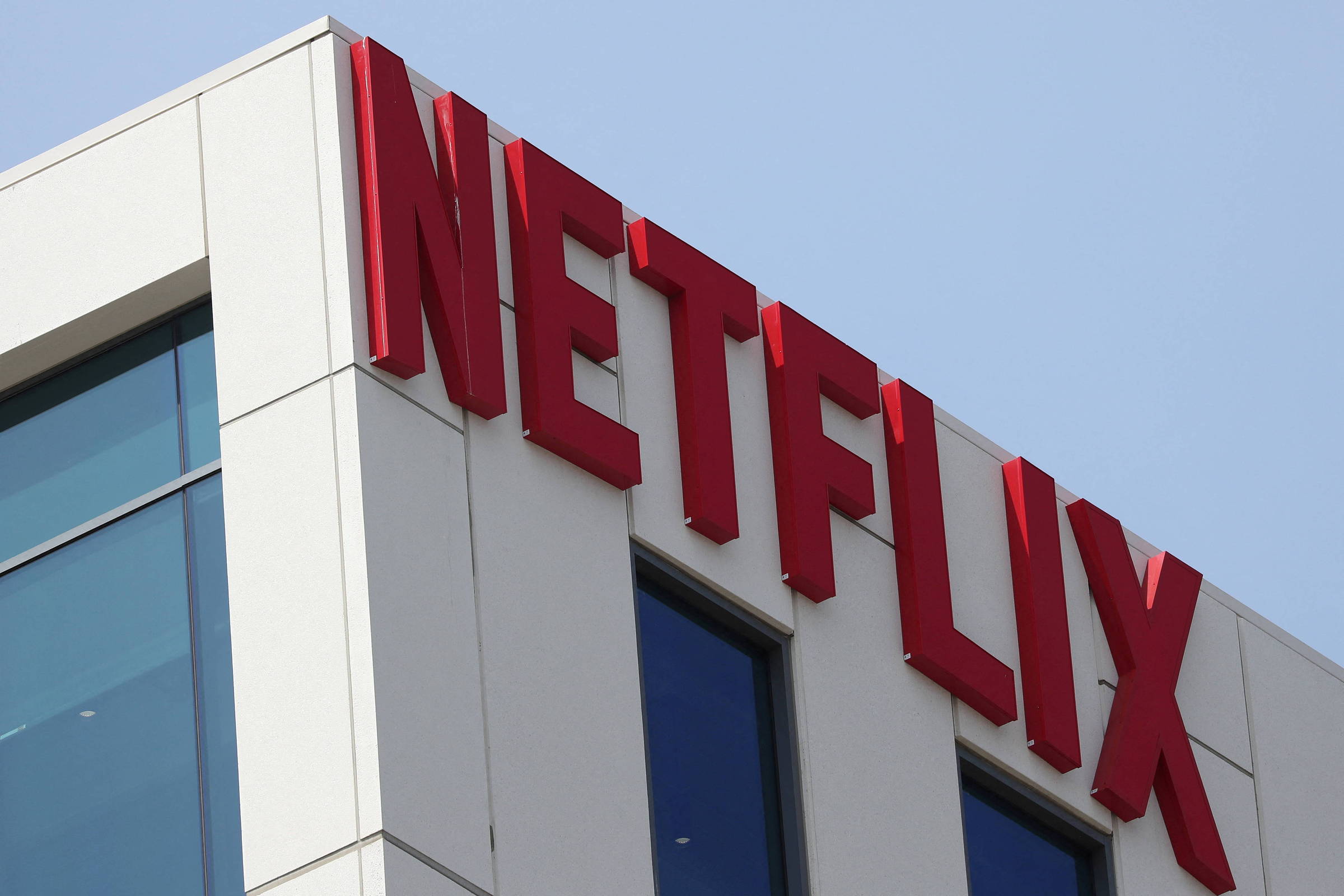 Netflix pode cancelar contas de pessoas que emprestam seu login