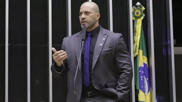 O deputado Daniel Silveira desafia ordem do ministro do STF Alexandre de Moraes de usar tornozeleira eletrônica.