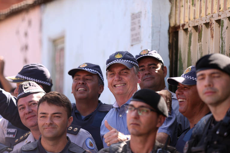 O presidente Jair Bolsonaro posa para fotos com Policiais Militares na cidade Estrutural, região administrativa de Brasília