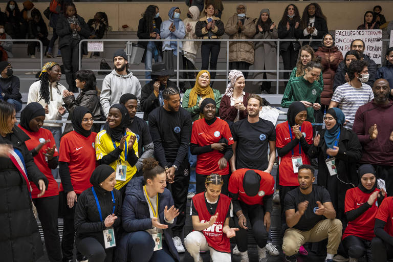 Jogadoras de futebol do Les Hijabeuses, um grupo de jovens atletas que usam o hijab e lutam contra sua proibição no futebol da França