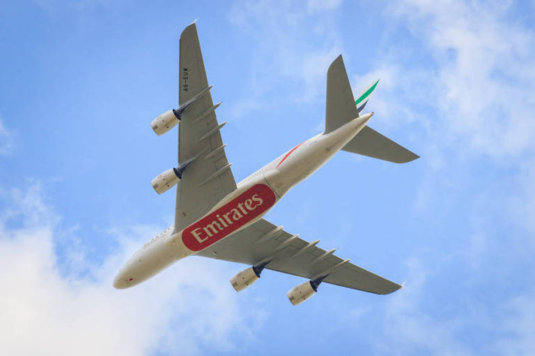Imagem mostra aeronave da Emirates no ar