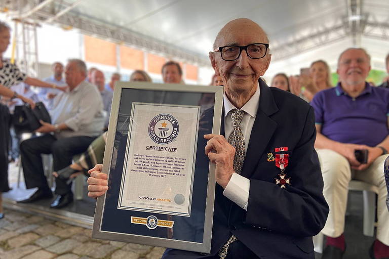 Brasileiro funcionário 'mais antigo do mundo' faz 100 anos com festa em SC