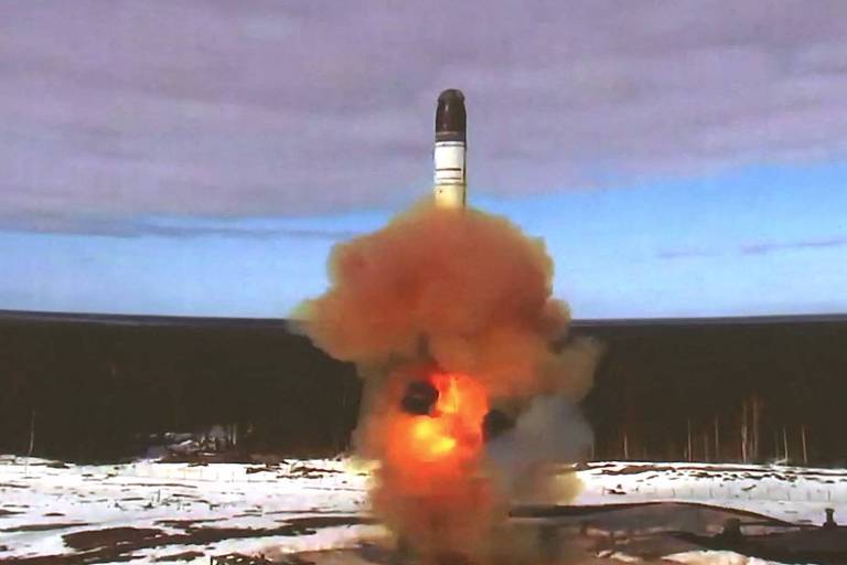 Míssil intercontinental Sarmat é lançado do cosmódromo de Plesetsk, no noroeste da Rússia
