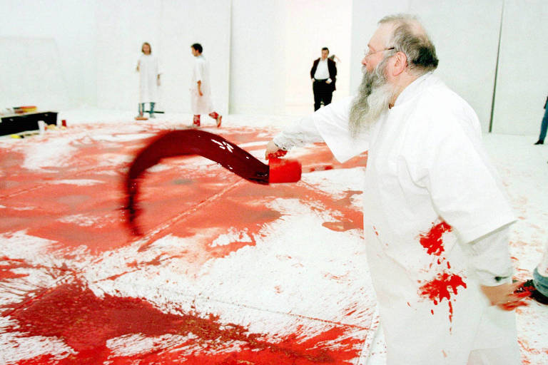 O artista austríaco Hermann Nitsch trabalha em obra durante a sua 40ª pintura preta e sangue no Museu de Arte Moderna de Viena