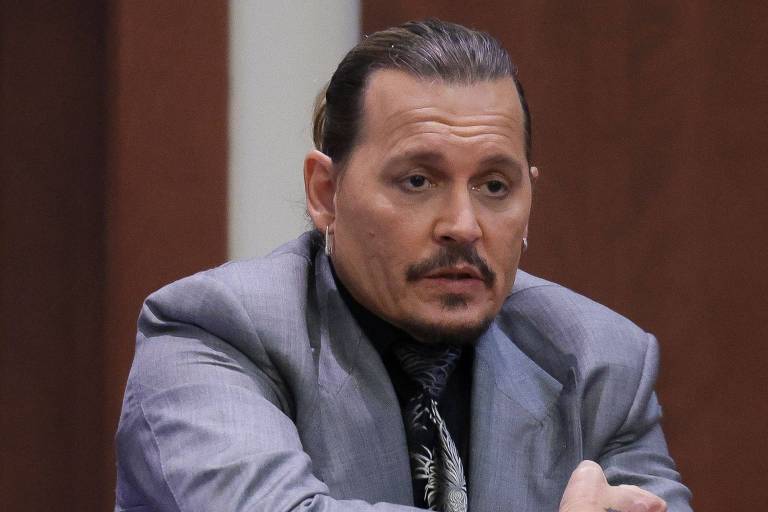 Johnny Depp durante depoimento em um tribunal de Virgínia, nos Estados Unidos
