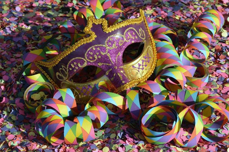 Máscara, confete e purpina em folia de Carnaval