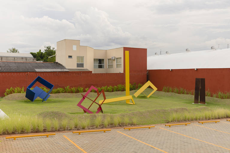 Museu de arte a céu abeto com obras coloridas em gramado