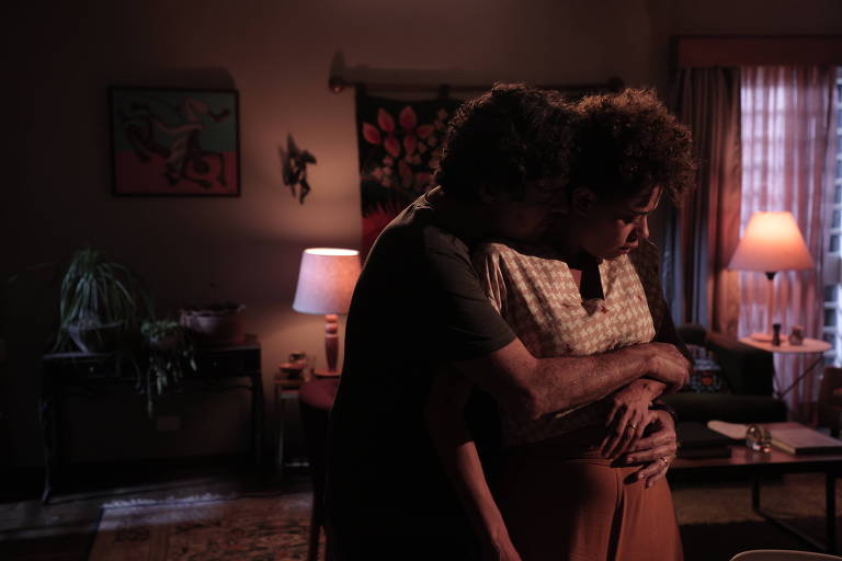 Os atores Felipe Camargo e Ana Flávia Cavalcanti em cena na série 'Santo Maldito'