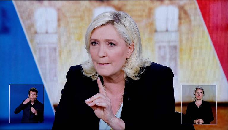 Marine Le Pen, candidata da ultra direita na eleição francesa, em debate com o atual presidente e candidato a reeleição, Emmanuel Macron