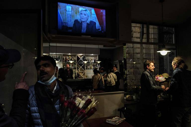 Franceses assistem a debate entre candidatos a presidente a dias do segundo turno da eleição presidencial na França