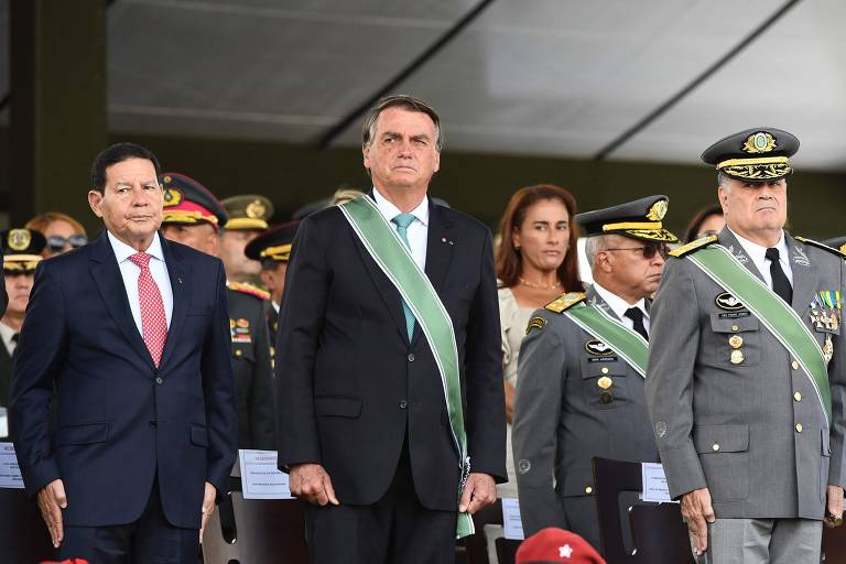 Bolsonaro e Mourão em cerimônia do Dia do Exército, em Brasilia