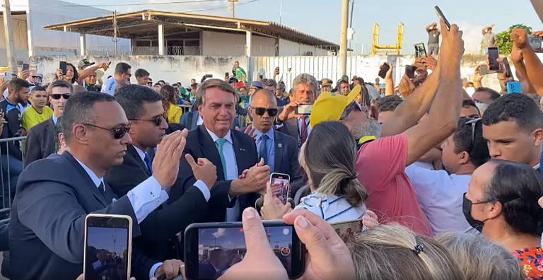 Bolsonaro vai à Festa do Peão com Hang e Tarcísio e usa arena como