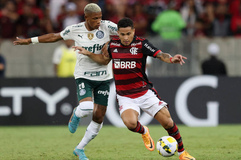 Danilo (à esq) marca João Gomes, do Flamengo, em partida do Palmerias pelo Palmeiras pelo Brasileiro