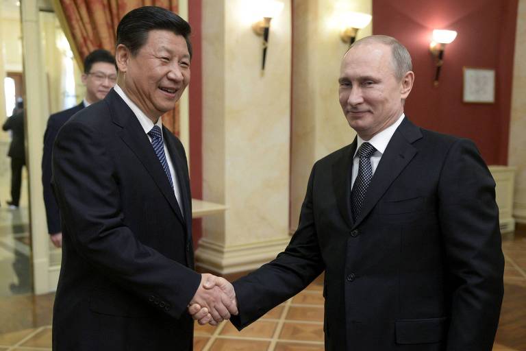 Líderes da China e da Rússia apertam mãos
