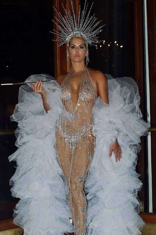 Look de Deborah Secco no Carnaval