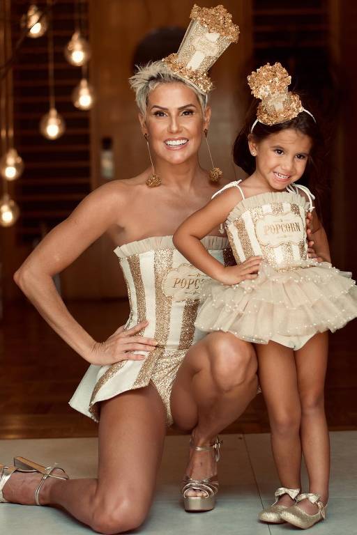 Deborah Secco combina fantasia com a filha Maria Flor para o Carnaval da Bazaar Kids, em 2019