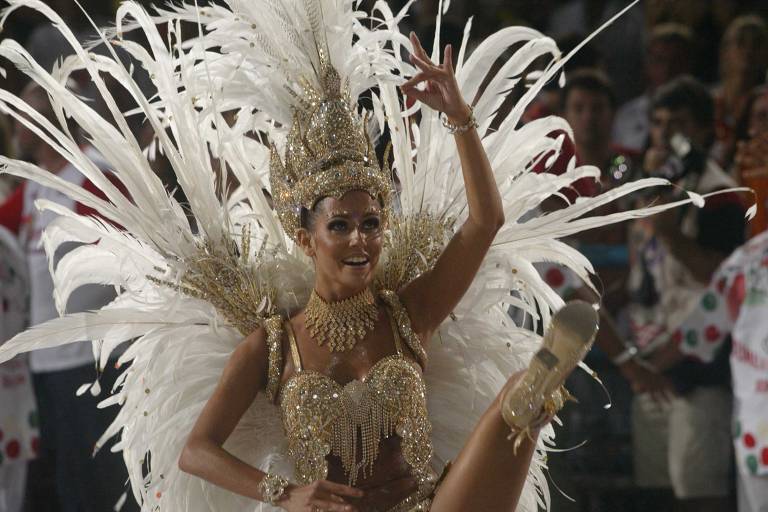 Deborah Secco, madrinha da bateria da escola de samba Grande Rio, durante desfile no sambódromo, em 2004