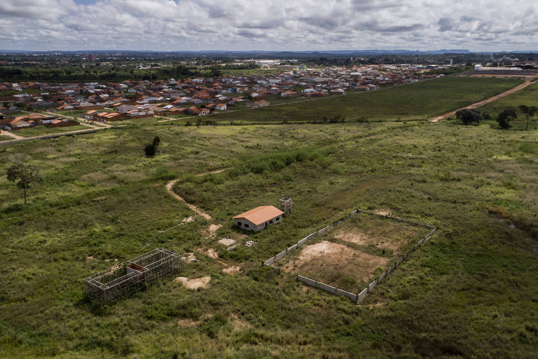 Vista aérea da obra inacabada da central de distribuição de alimentos (Ceasa) de Imperatriz (MA), financiada pela estatal federal Codevasf