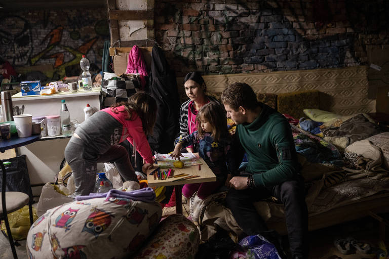 Família se protege em abrigo subterrâneo em Avdiivka, na Ucrânia
