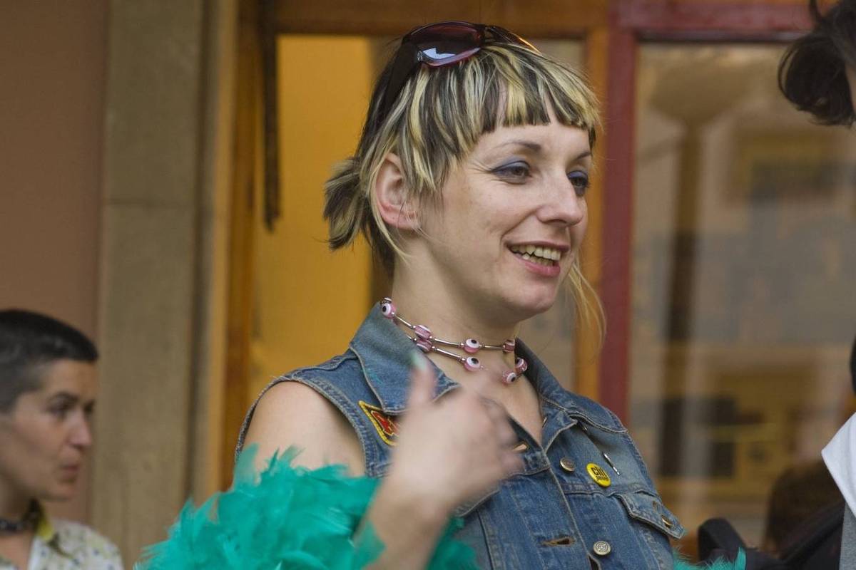 'Devir Cachorra' exalta a feminilidade dos corpos desviantes em manifesto - UOL