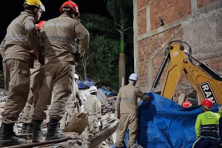 Homens do Corpo de Bombeiros atuam em retirada de corpo de vítima de desabamento de prédio em Vila Velha-ES