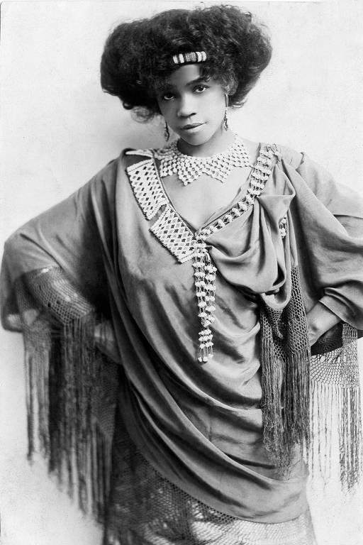 foto histórica em preto e branco de mulher negra