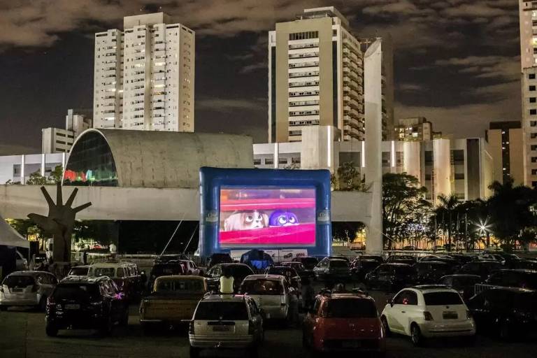 Sessão do Cine Autorama, cinema drive-in, no Memorial da América Latina, em fevereiro de 2020