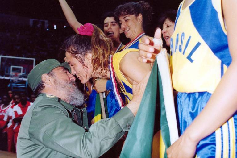 Fidel Castro, então presidente de Cuba, cumprimenta Hortência após entregá-la a medalha de ouro no Pan de 1991