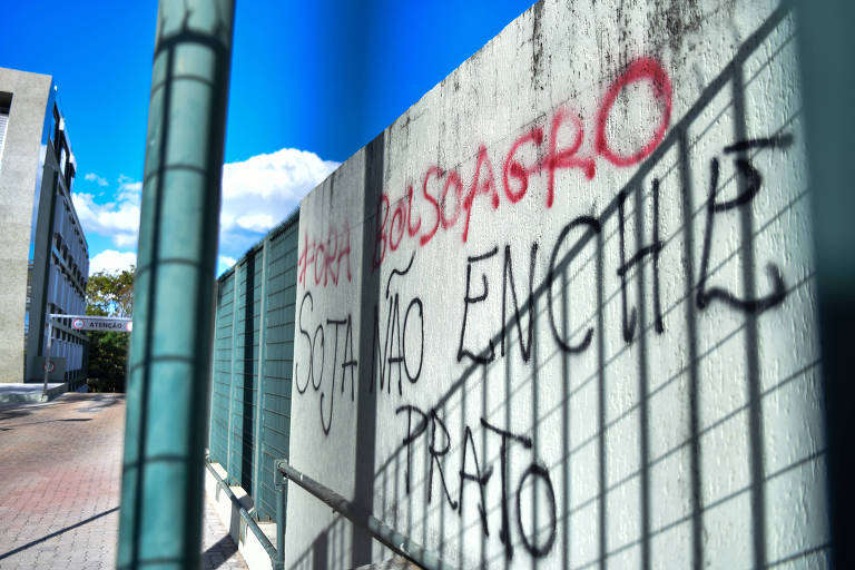 Sede da CNA é alvo de manifestantes do MST e tem muro pichado com 'Fora Bolsoagro'