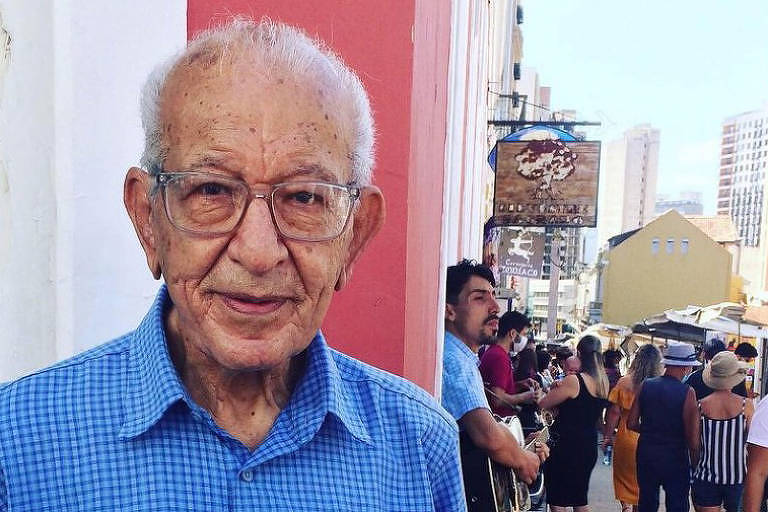 Iraquiano de 88 anos usa uma vida de conhecimentos para ensinar inglês de graça em Curitiba