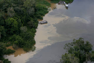 Rios poluídos em áreas de garimpo ilegal na região da bacia do Tapajós, no Pará 