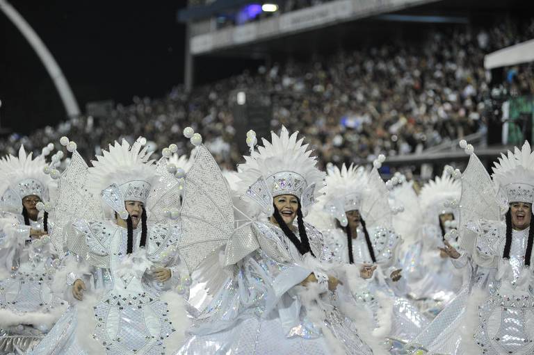 Assistir Carnaval - 'Mais invasão do que descobrimento' é o tema