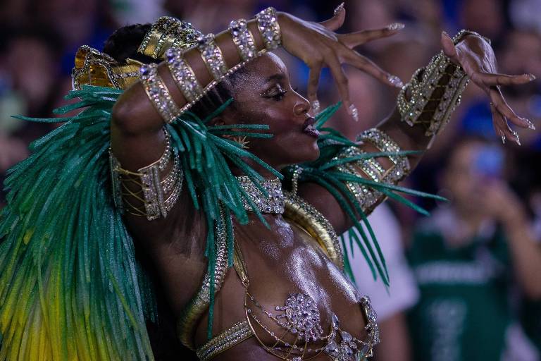 A cantora Iza durante desfile da escola de samba Imperatriz Leopoldinense na Marquês de Sapucaí, no Rio de Janeiro 