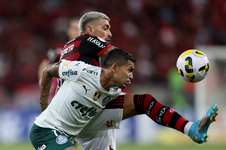 Arrascaeta (à esq.) e Dudu durante confronto entre Flamengo e Palmeiras