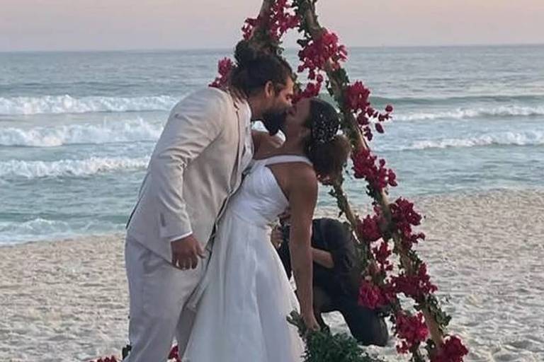 Sheron Menezzes se casa na praia com Saulo Camelo
