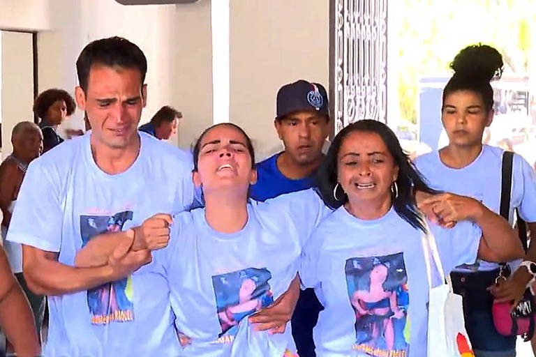 Marcela Portelinha, mãe de Raquel Antunes da Silva, de 11 anos, é amparada no velório da filha, no sábado (23)