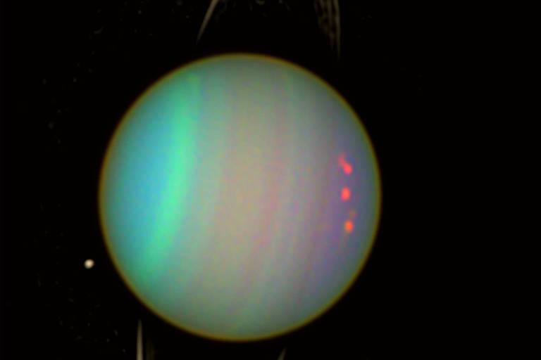 Imagem do Telescópio Espacial Hubble mostra os anéis e luas de Urano, sétimo planeta do Sistema Solar.
