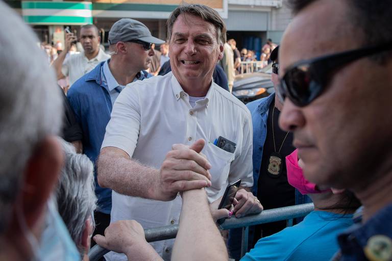 O presidente Jair Bolsonaro cumprimenta apoiadores durante visita na cidade de Eldorado, interior de SP