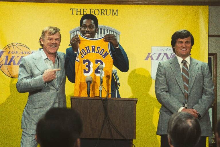 John C. Reilly (à esq.), Quincy Isaiah e Jason Clarke interpretam, respectivamente, Jerry Buss, Magic Johnson e Jerry West na série "Winning Time: The Rise of the Lakers Dynasty (Lakers: Hora de Vencer), da HBO