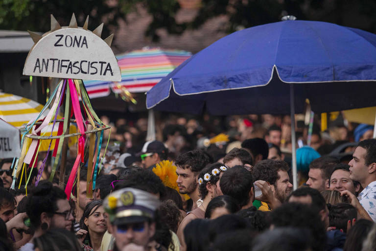 Foliões curtem o Carnaval com mensagens políticas