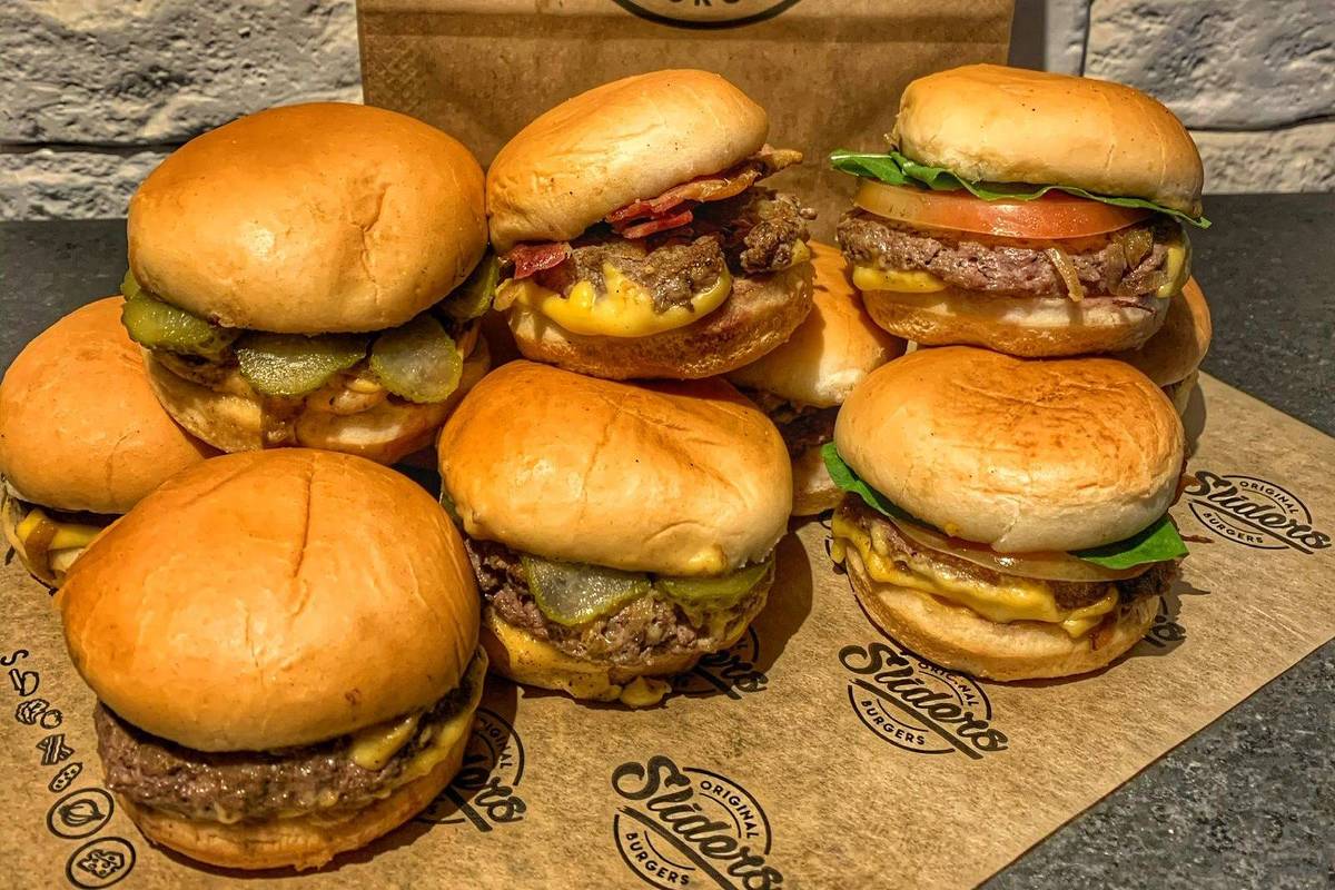 Conheça a L.E. Burger, hamburgueria geek em SP com coleção de