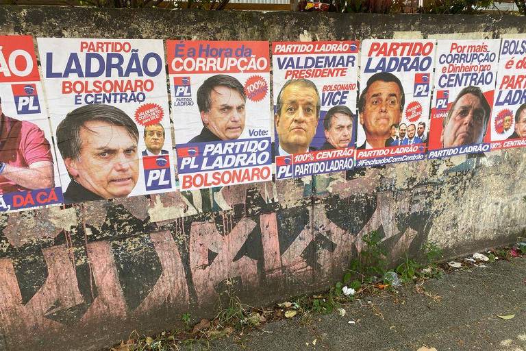 Cartazes que chamam o PL de 'partido ladrão', colados na zona oeste de SP