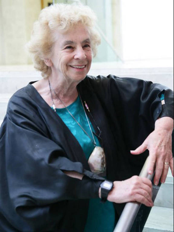 Ursula Bellugi em 2006 no Instituto Salk, onde fez pesquisas para entender o cérebro nas linguagens de sinais e falada